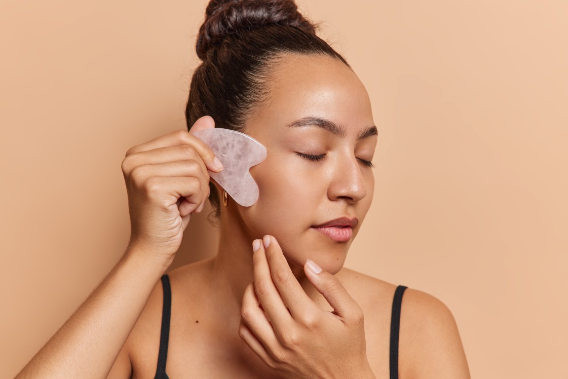 Gua sha – masaż twarzy w domowym zaciszu
