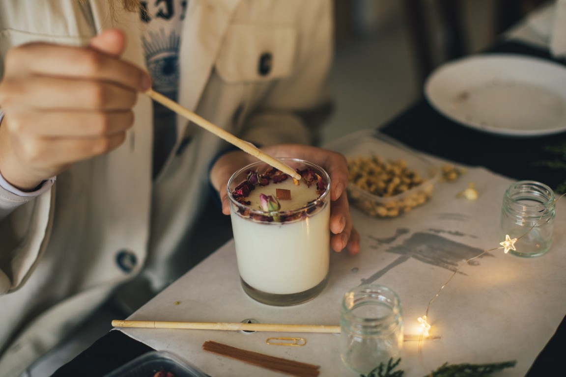 Dlaczego świeca nie pachnie podczas palenia? Cold throw i hot throw bez tajemnic